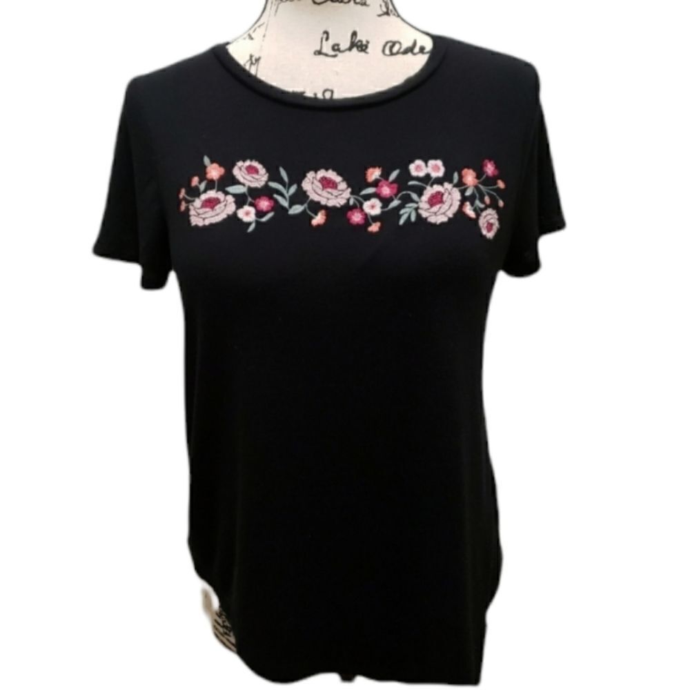 Floral embroidered short sleeve tee in black